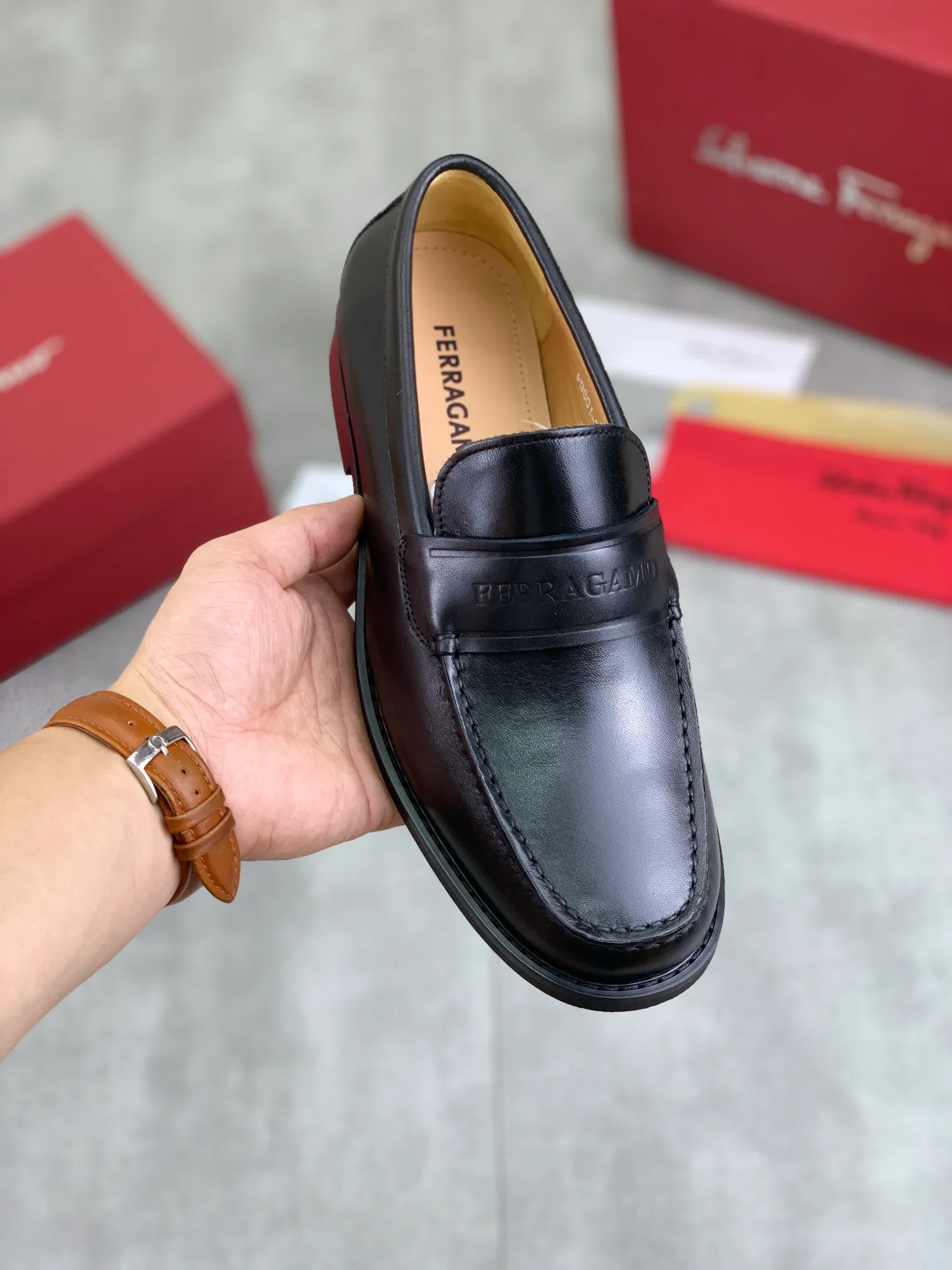 Men's Men's Shoes 💰P460💰[New Style] Water-dyed Niuli 🆘[Salvatore Ferragamo] Ferragamo's latest casual business leather shoes for men! Available at counters simultaneously! The fabric is made of specially imported original calfskin, the lining is made of imported water-dyed cowhide, and the original combination outsole is absolutely luxurious and leads the fashion trend. Matching code: 38-45; 2️⃣ colors available